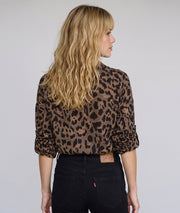 Chemise Dakar chocolat oversize à motif léopard portée de dos — Carnaby