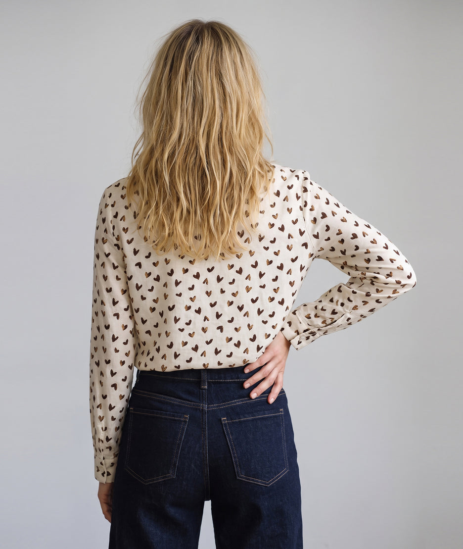 Chemise Evanaelle écrue à motif cœur choco — marque Carnaby