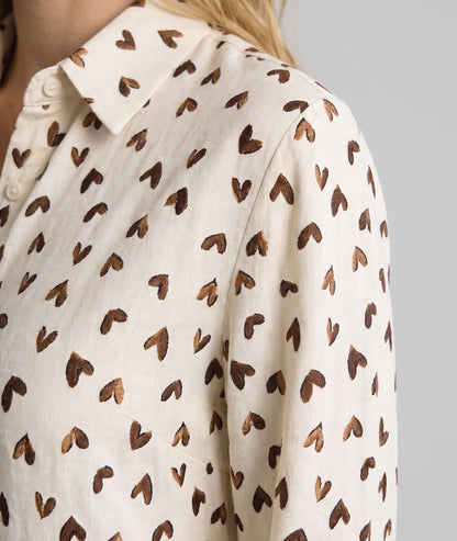 Chemise Evanaelle écrue à motif cœur choco — marque Carnaby