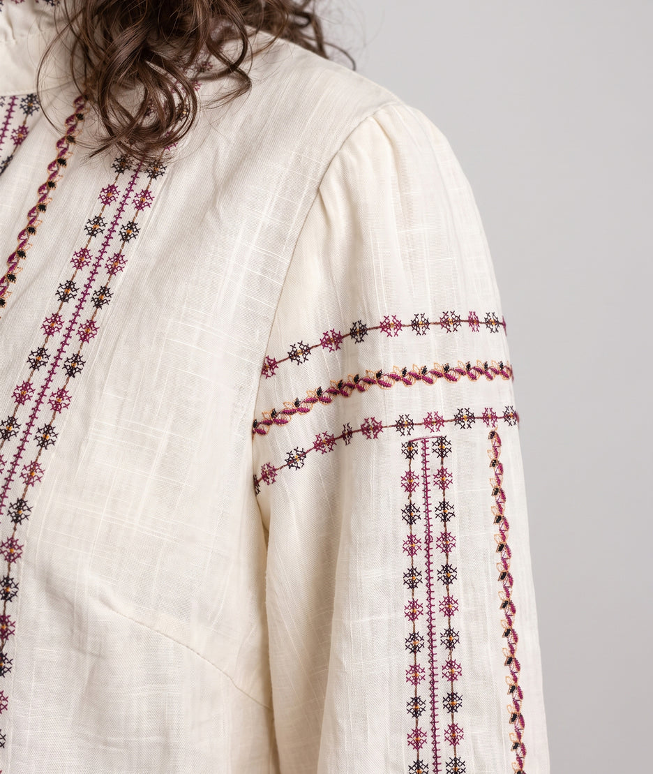 Chemise à broderies femme Nikki beige manches longues et col mao à volants