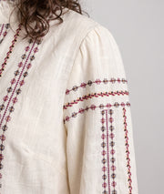 Chemise à broderies femme Nikki beige manches longues et col mao à volants