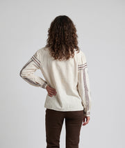 Chemise à broderies femme Nikki beige manches longues et col mao à volants