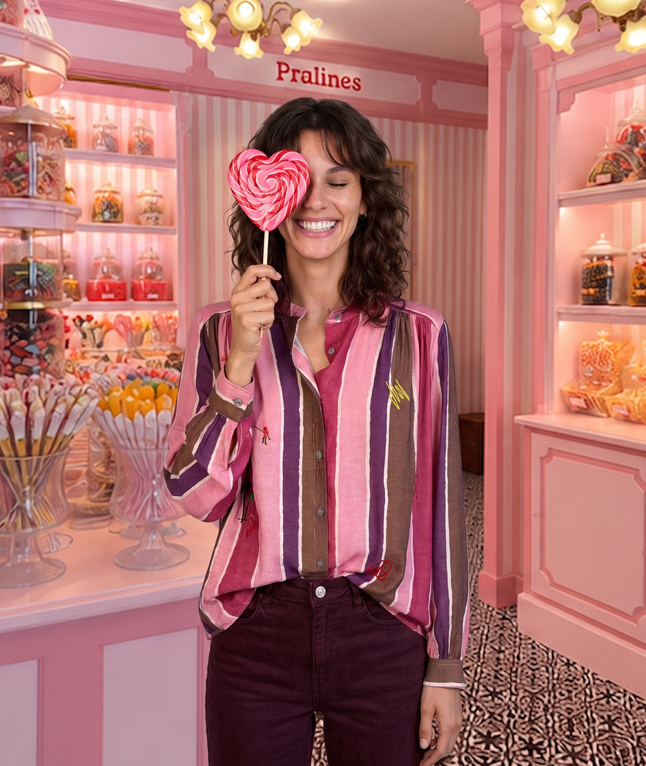 Chemise Oraka rose à rayures et broderies fantaisie portée ambiance — Carnaby