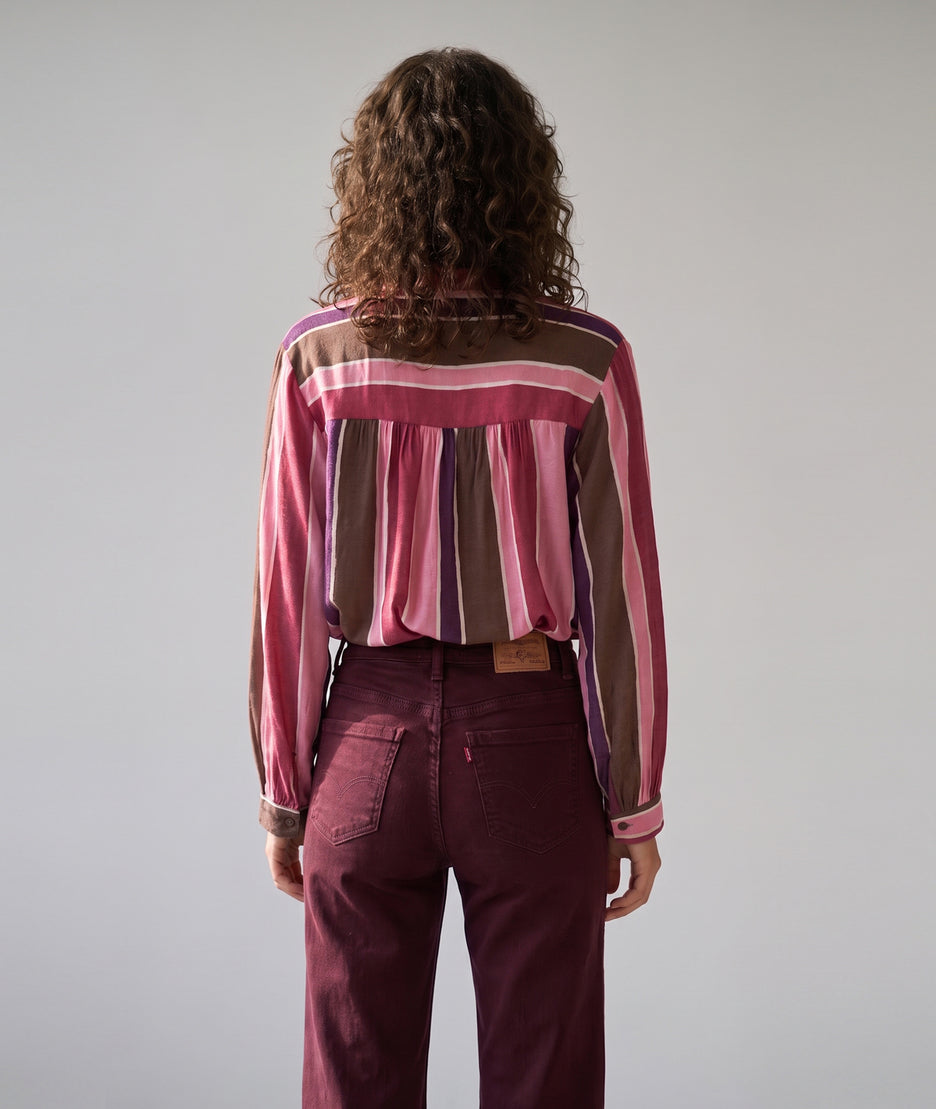 Chemise Oraka rose à rayures et broderies fantaisie portée de dos — Carnaby