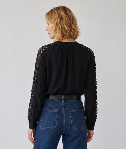 Chemisier noir femme Rena col V avec manches longues brodées ajourées face arrière
