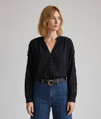 Blouse Rena noire fluide à manches brodées ajourées - noir