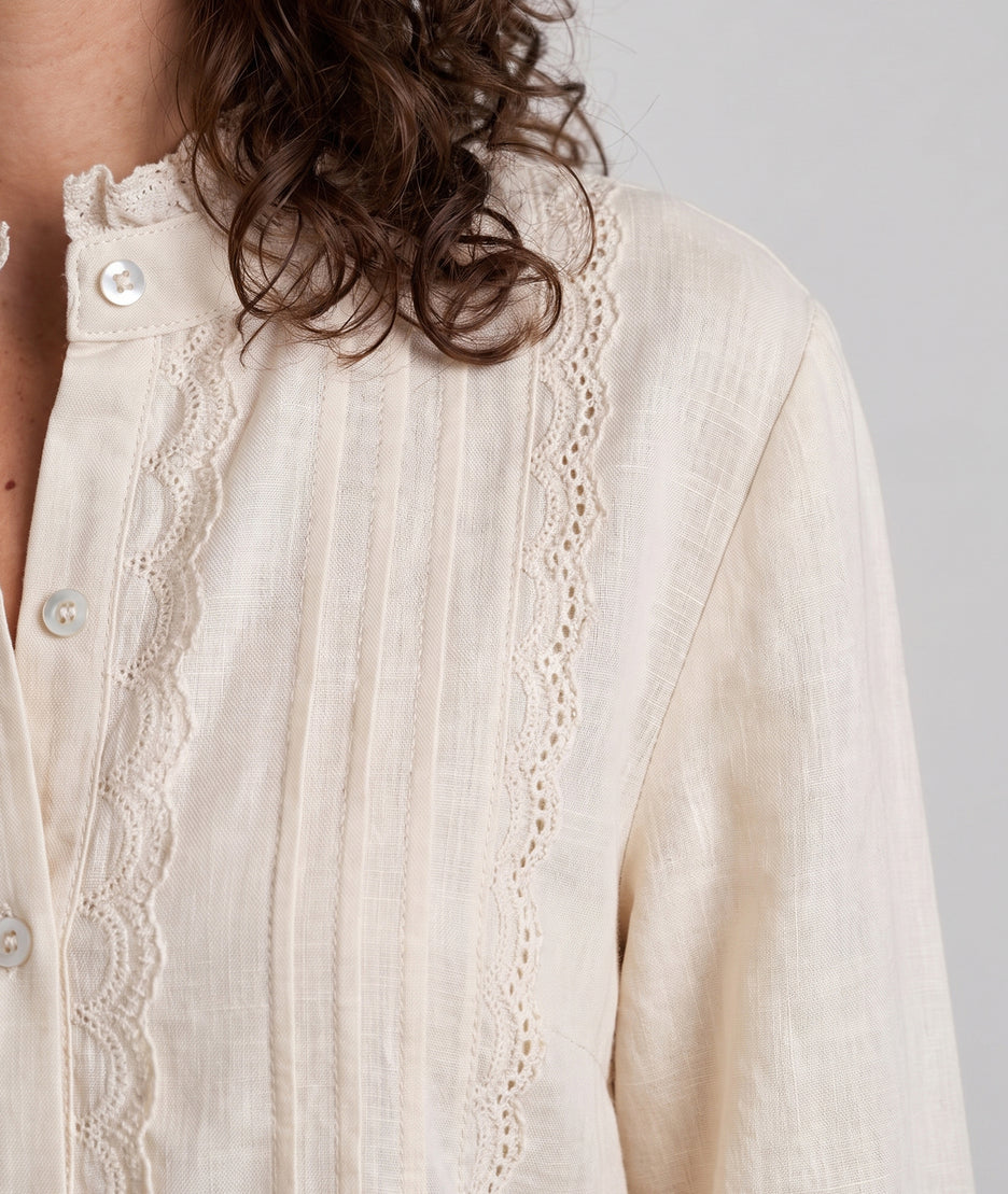Chemise bohème femme écrue en coton avec col mao et détails dentelle