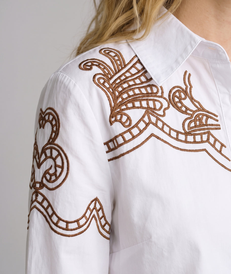 Chemise femme blanche 100 % coton avec broderies choco