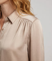 Chemise satinée femme beige avec patte de boutonnage cachée