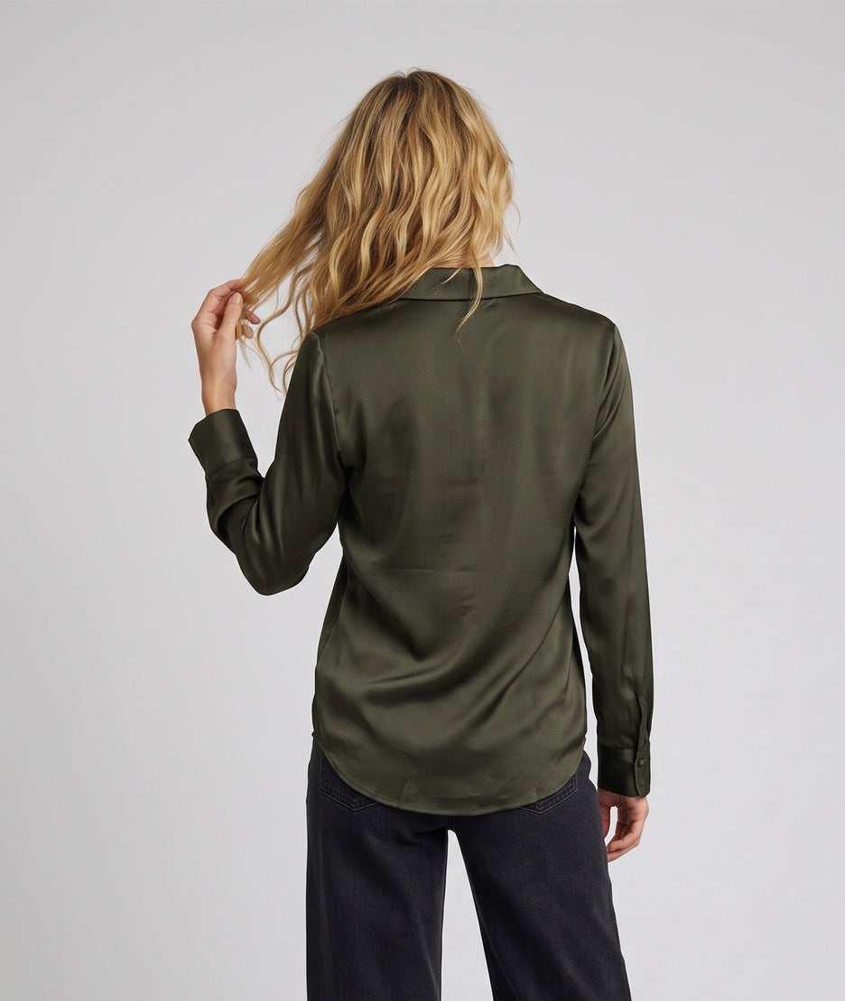 Chemise satinée femme kaki avec patte de boutonnage cachée