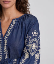 Blouse Tyna marine à broderies portée détail — look quotidien Carnaby