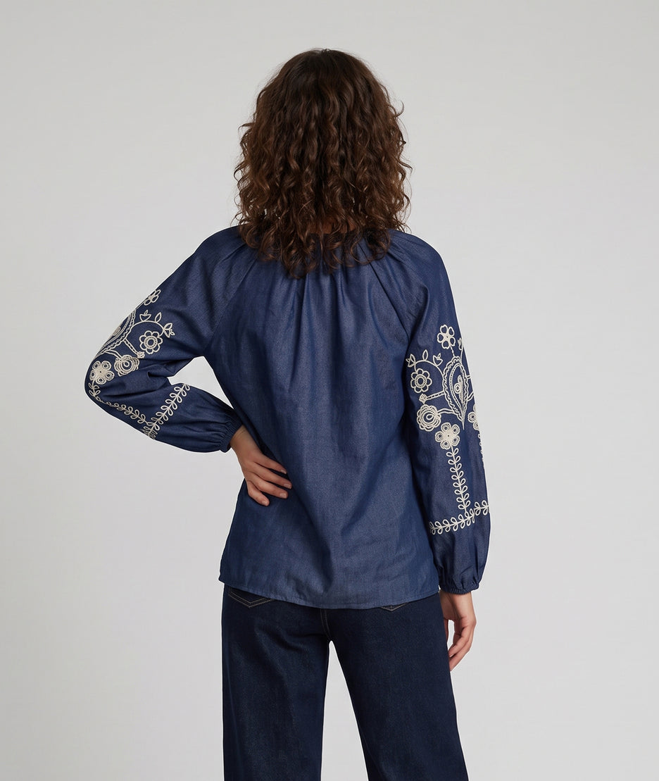 Blouse Tyna marine à broderies portée de dos — look quotidien Carnaby
