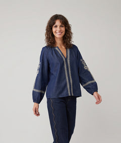 Blouse Tyna marine à broderies portée de face — look quotidien Carnaby
