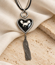 Collier pendentif cœur Celia avec cordons noirs et franges grises