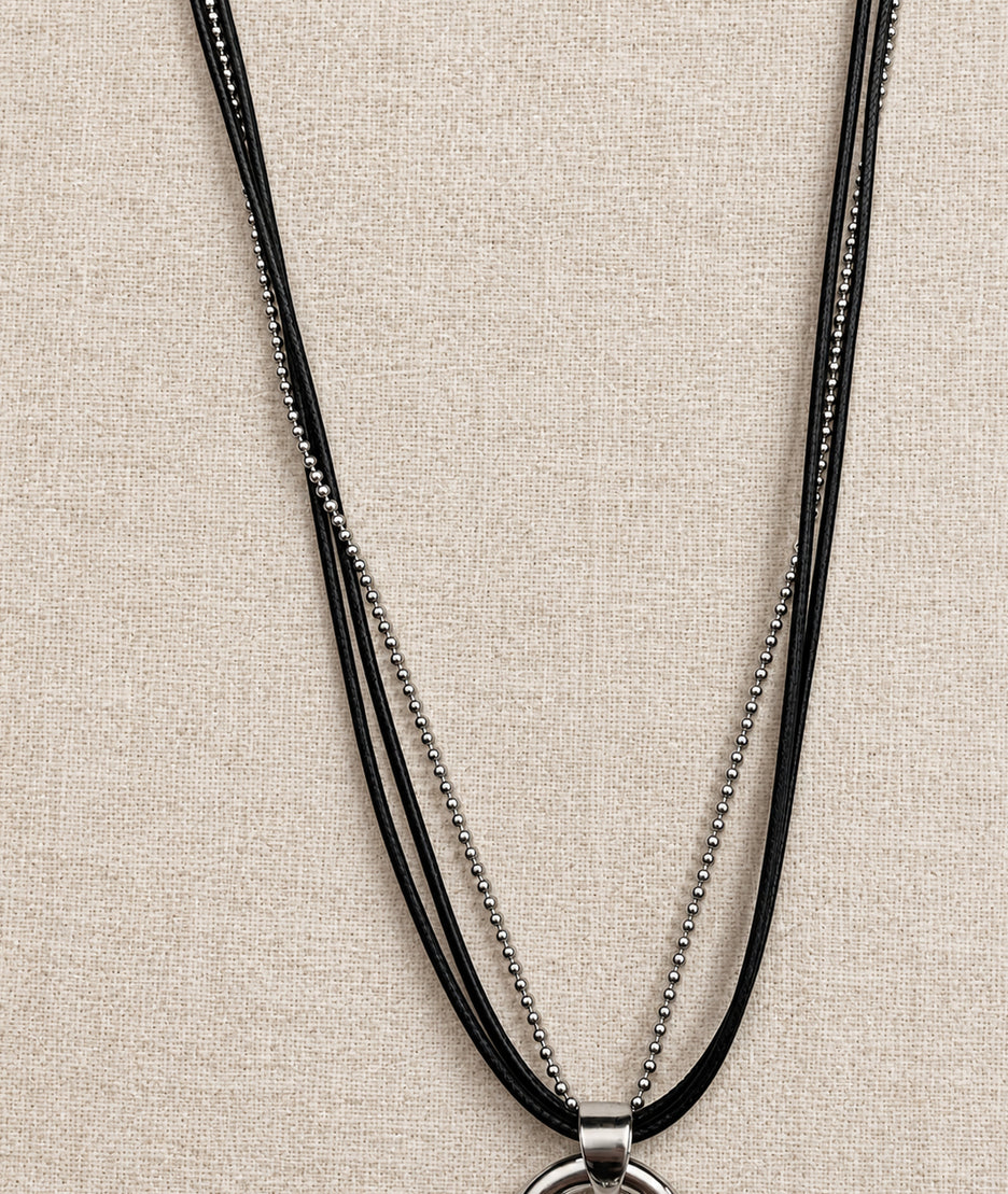 Collier pendentif cœur Celia avec cordons noirs et franges grises