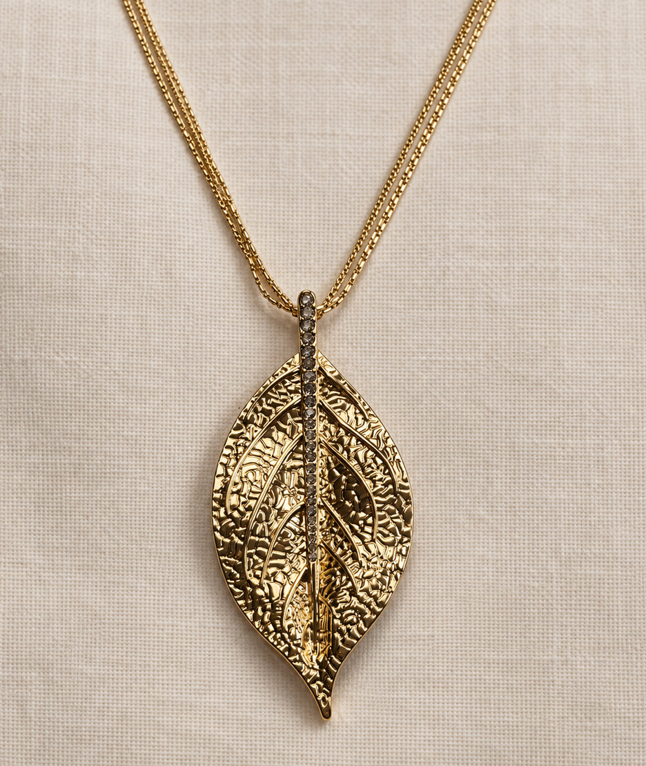 Collier sautoir pendentif feuille doré avec longue chaîne