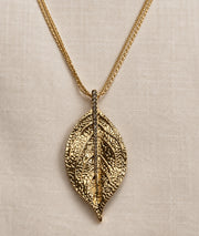 Collier sautoir pendentif feuille doré avec longue chaîne