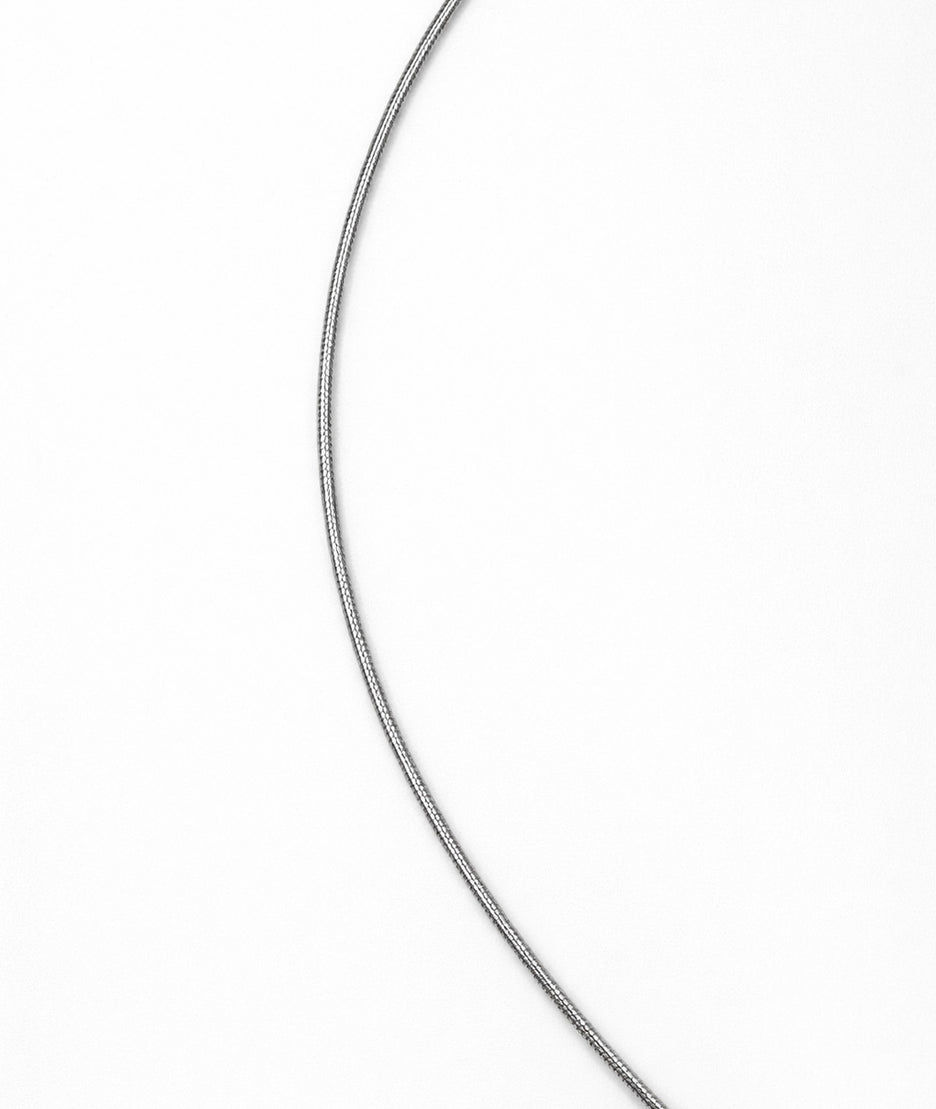 Collier argentée avec inscription Love détails