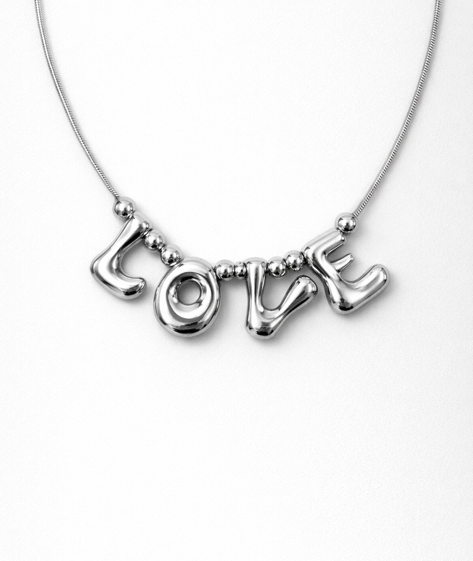 Collier argentée avec inscription Love face