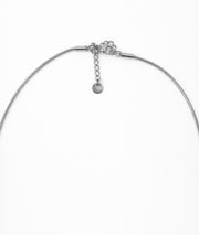 Collier argentée avec inscription Love détails