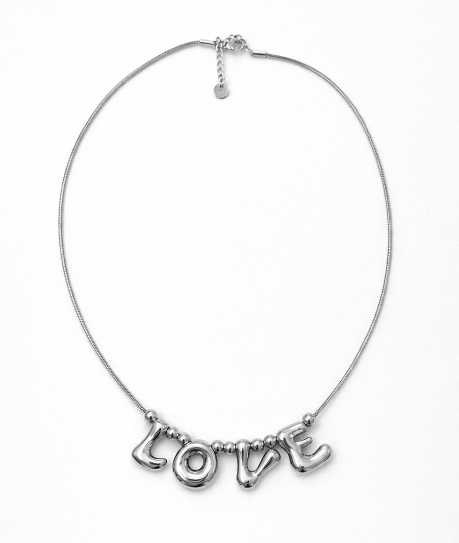 Collier argentée avec inscription Love face