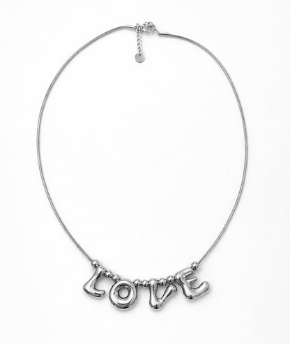 Collier argentée avec inscription Love face