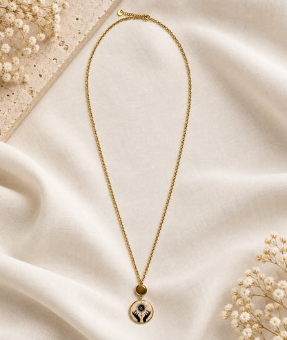 Collier avec pendentif mains beige et détails dorés