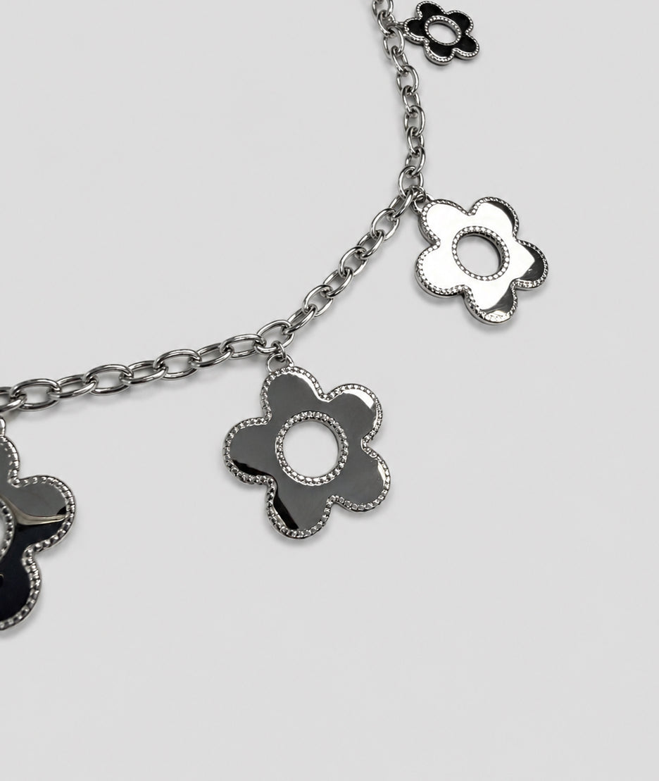 Collier Margy gris argenté détail pendentifs fleurs - Carnaby