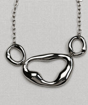 Collier avec pendentif asymétrique gris à formes ajourées