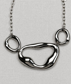 Collier avec pendentif asymétrique gris à formes ajourées