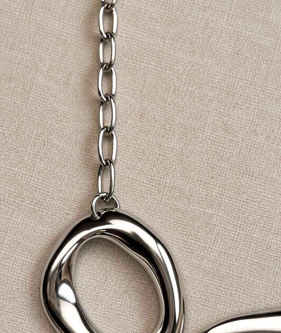 Collier avec pendentif asymétrique gris à formes ajourées