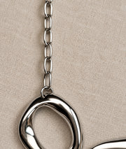 Collier avec pendentif asymétrique gris à formes ajourées