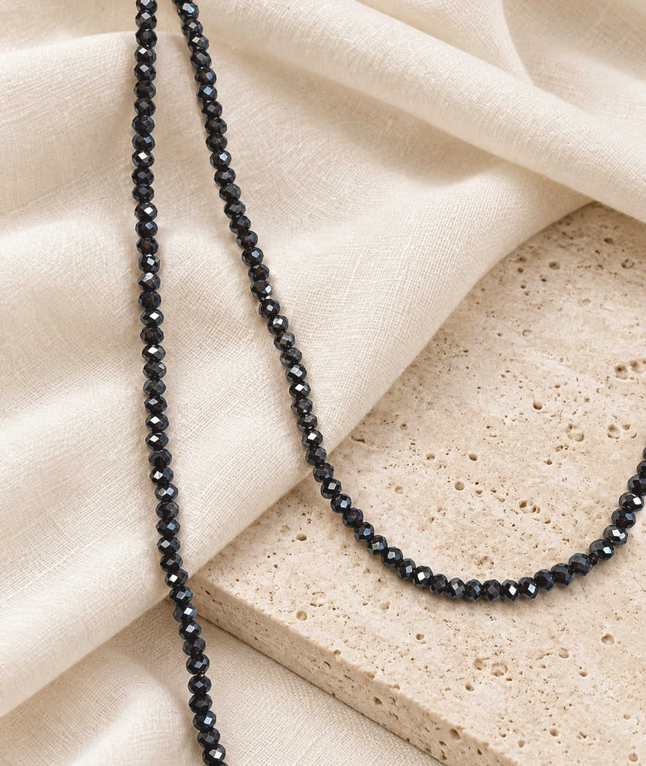 Collier sautoir multi-position en spinelle gris à perles facettées