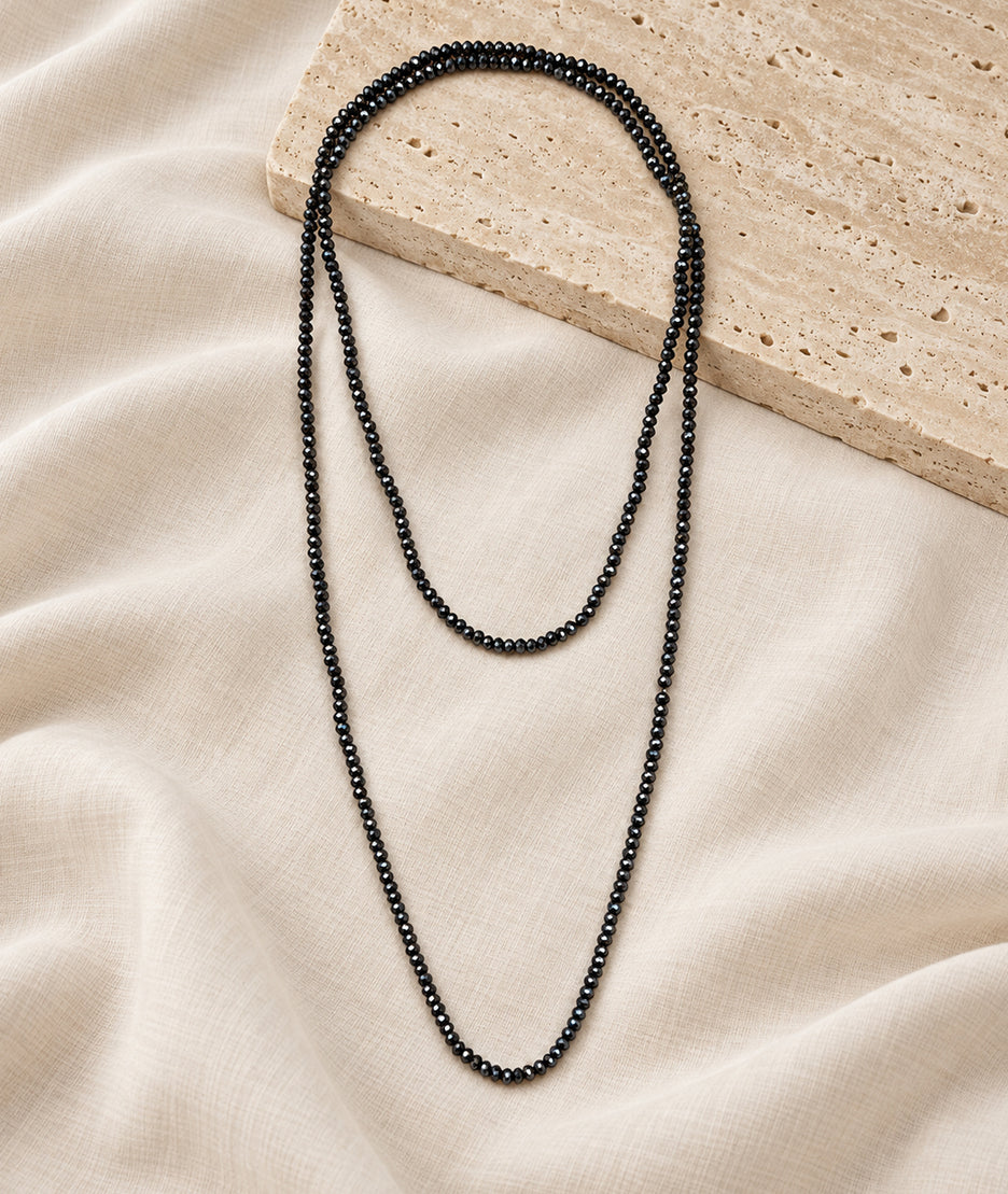 Collier sautoir multi-position en spinelle gris à perles facettées