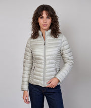 Doudoune Brami beige courte et cintrée portée de face — Carnaby