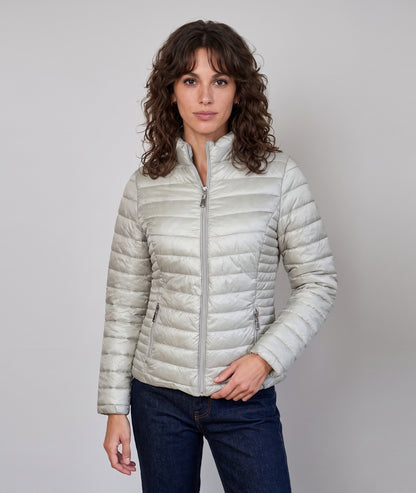 Doudoune Brami beige courte et cintrée portée de face — Carnaby
