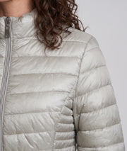 Doudoune Brami beige courte et cintrée portée de face — Carnaby