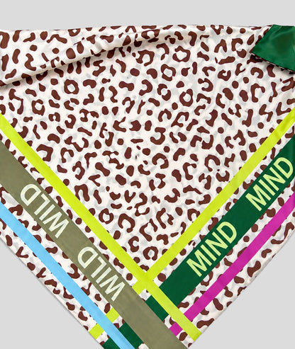 Foulard Wild triangle motif léopard vert détail