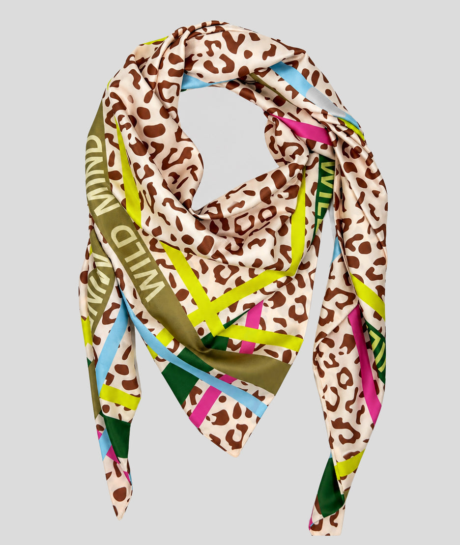 Foulard Wild triangle motif léopard vert face
