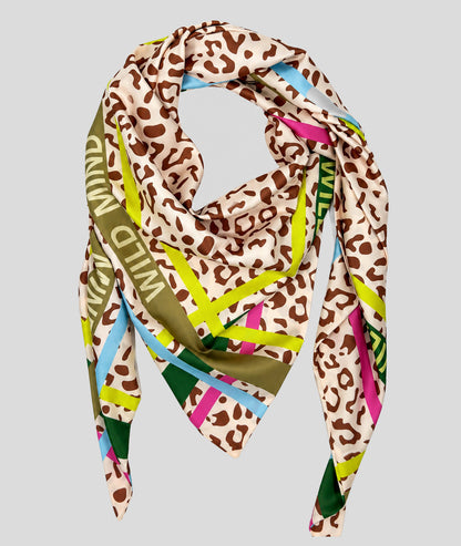 Foulard Wild triangle motif léopard vert face