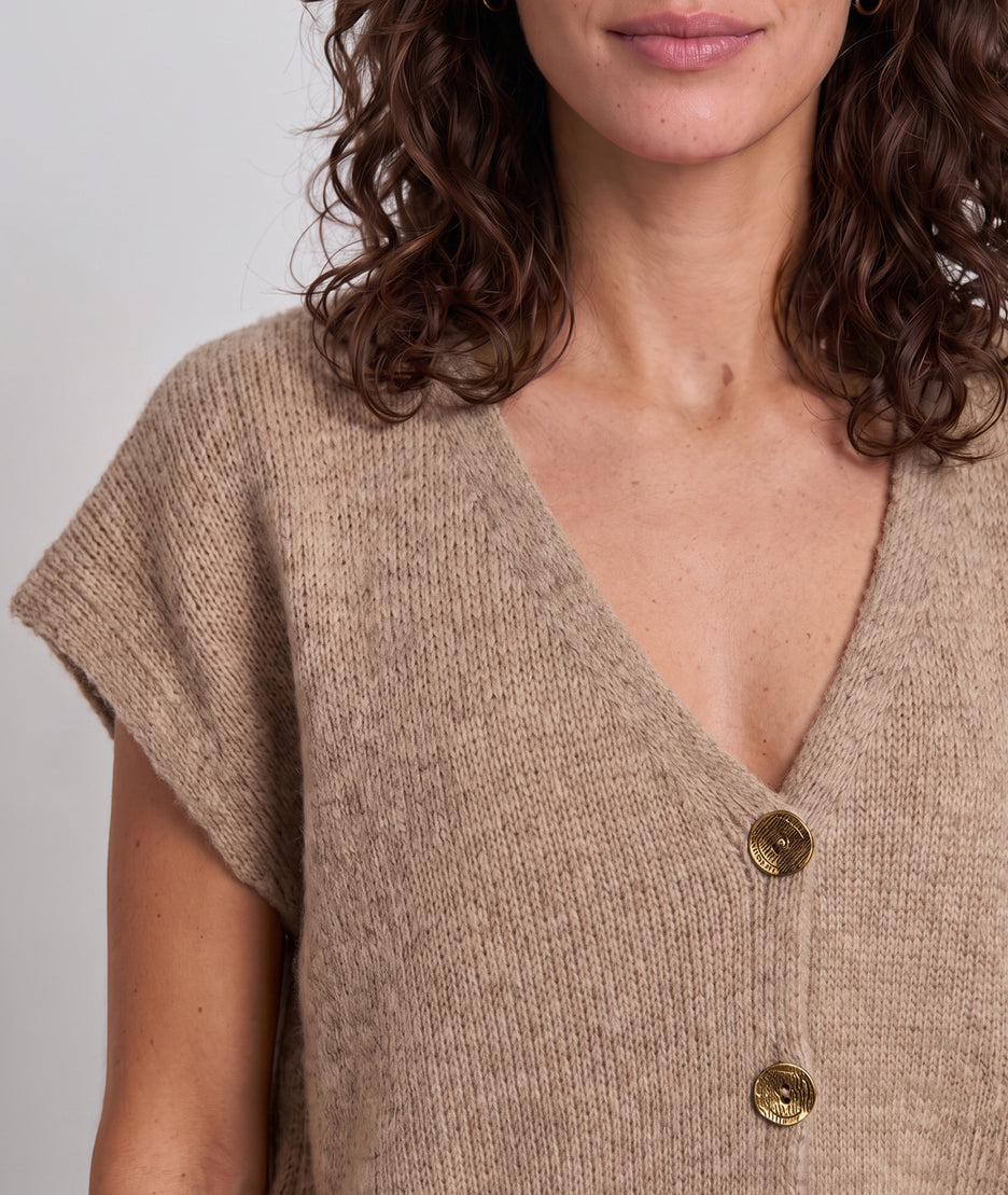 Gilet sans manches en maille femme Butonna beige à col V et boutons métalliques