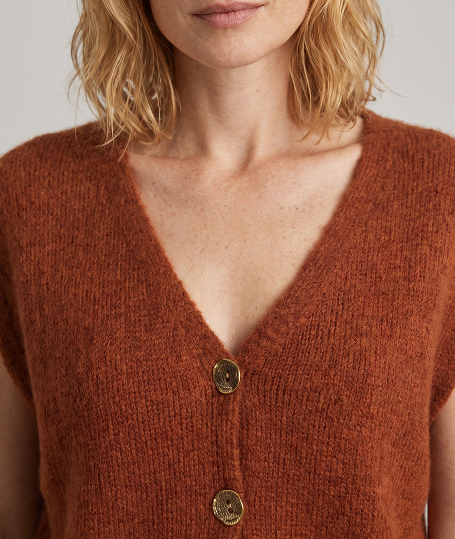 Gilet sans manches en maille femme Butonna brique à col V et boutons métalliques