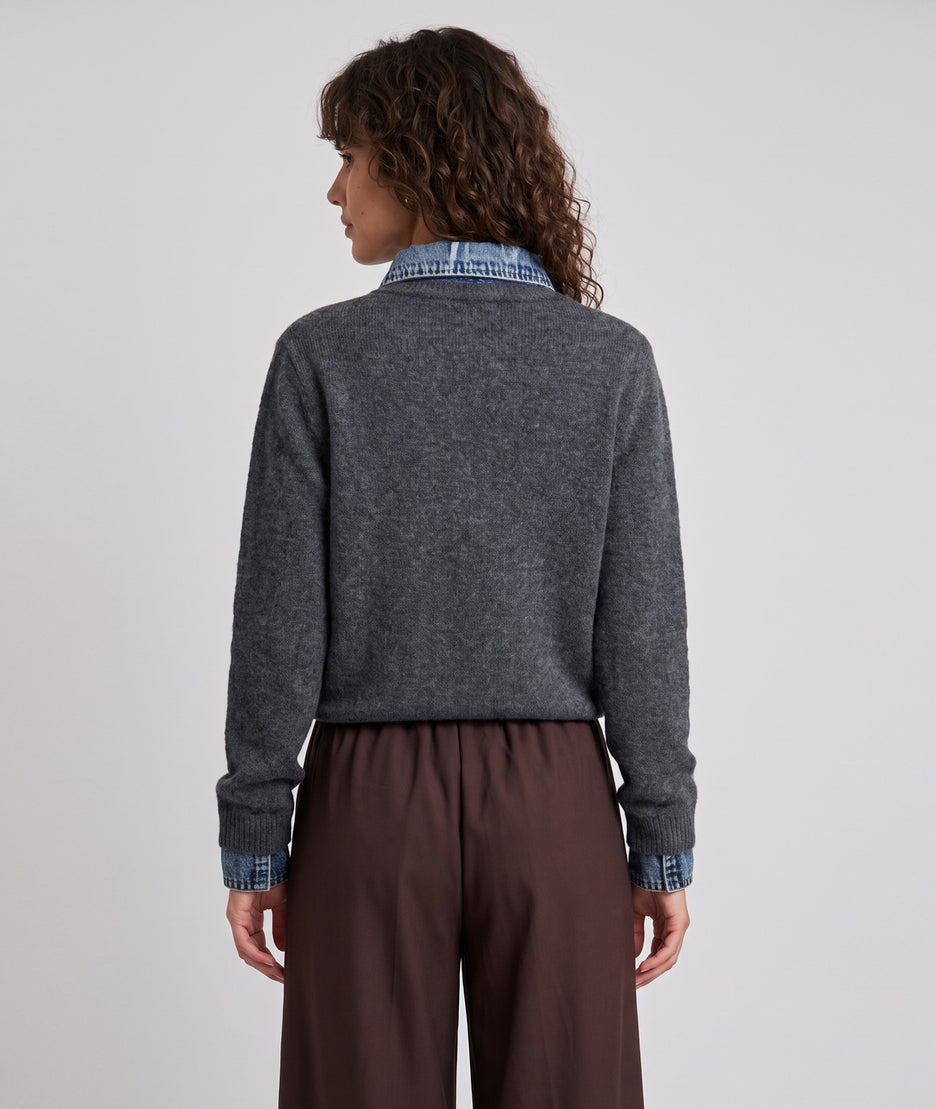 Gilet maille et jean femme gris avec col chemise et boutons dorés