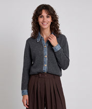 Gilet maille et jean femme gris avec col chemise et boutons dorés