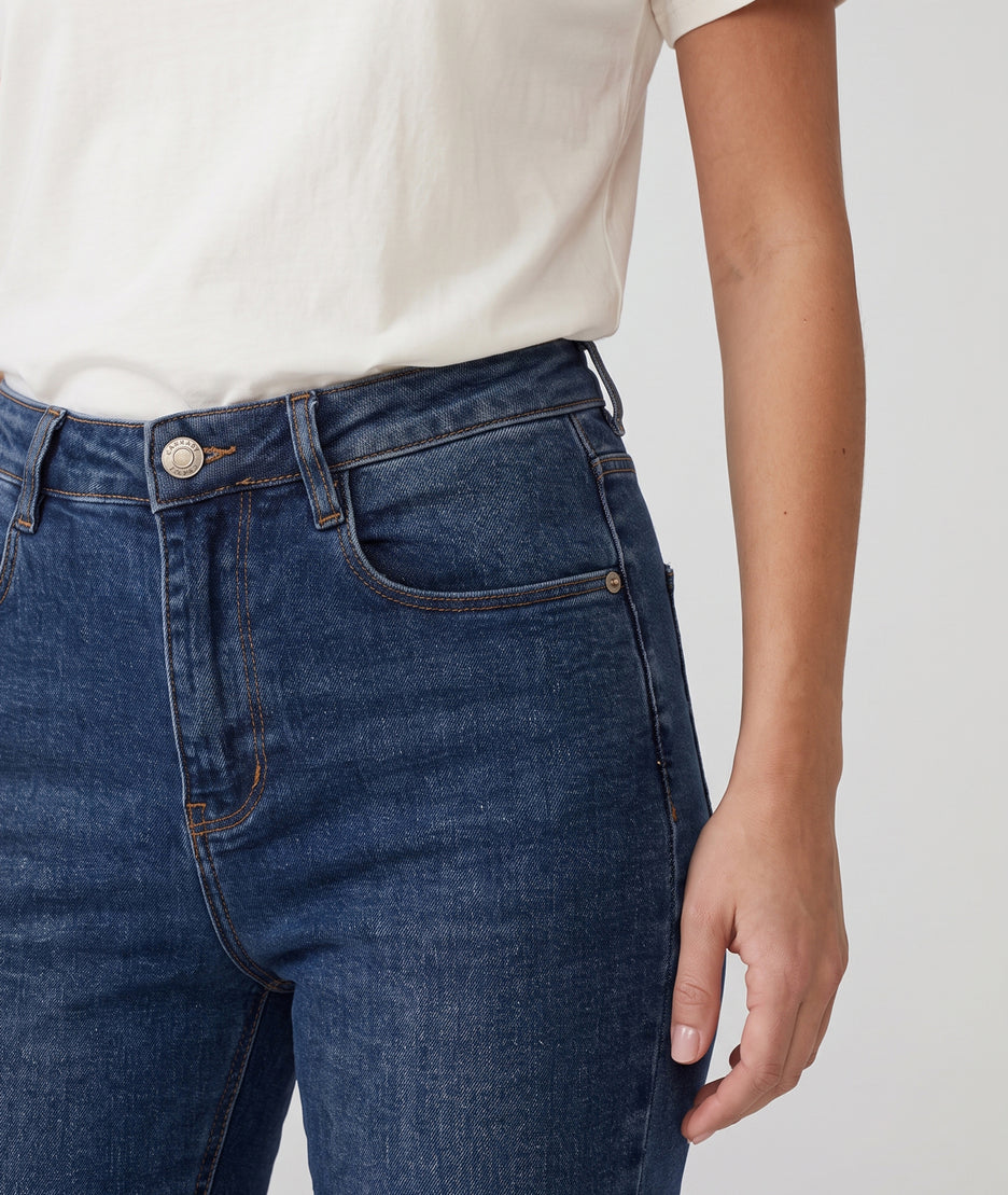 Jean Dlev foncé coupe droite taille haute porté de face — Carnaby