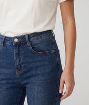 Jean Dlev foncé coupe droite taille haute porté de face — Carnaby