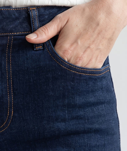 Jean brut femme slim taille haute en denim stretch porté de face