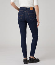 Jean brut femme slim taille haute en denim stretch porté de dos