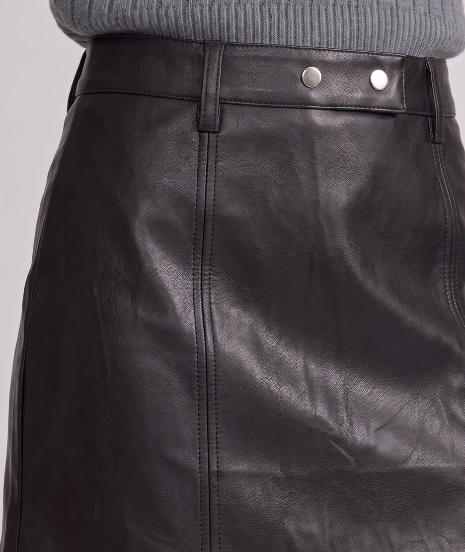 Jupe courte femme Anita en similicuir noir coupe droite avec boutons pression