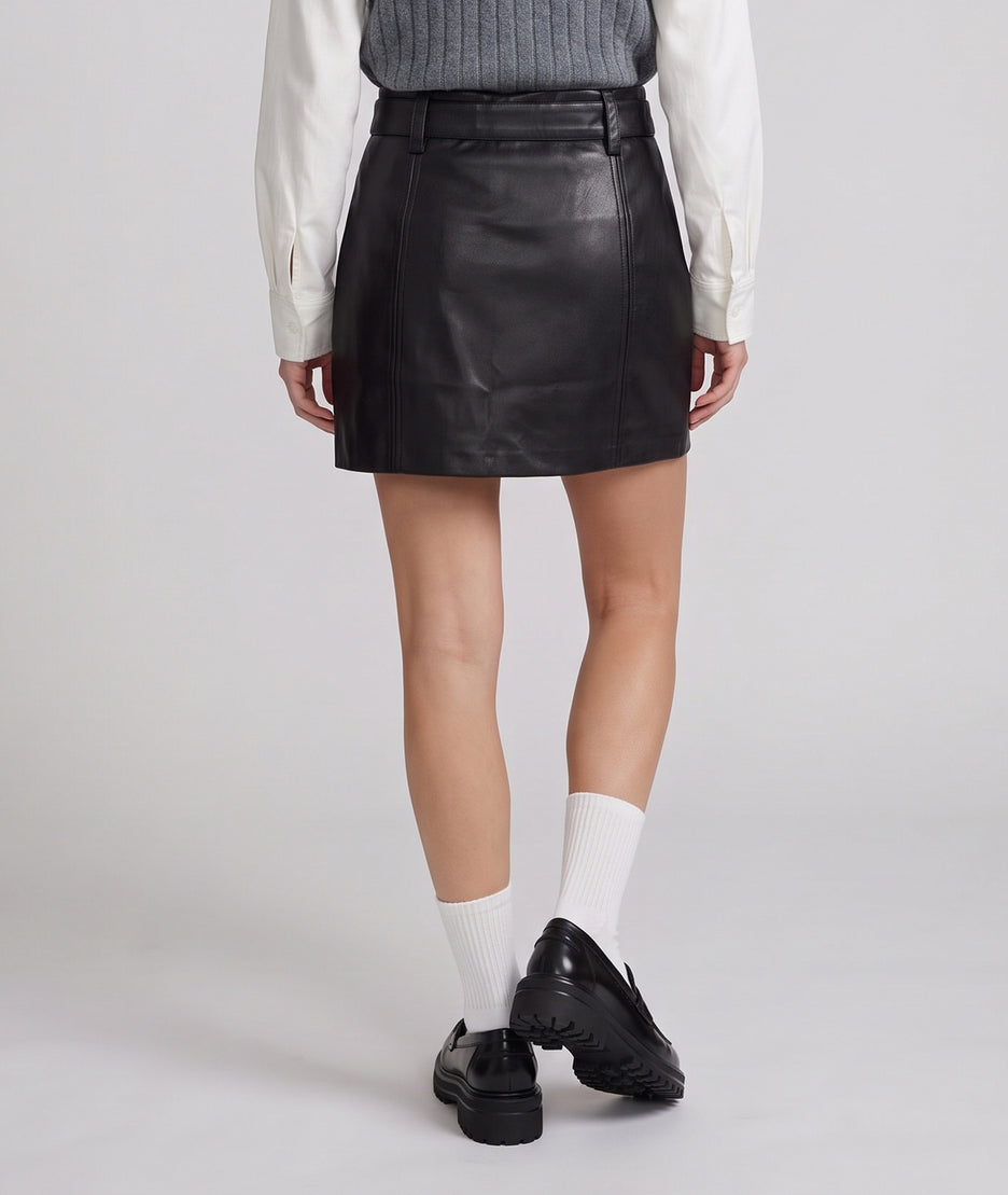Jupe courte femme Anita en similicuir noir coupe droite avec boutons pression